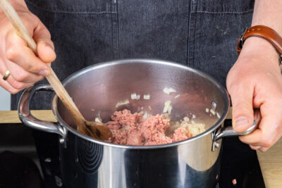 Veganes Hackfleisch anbraten