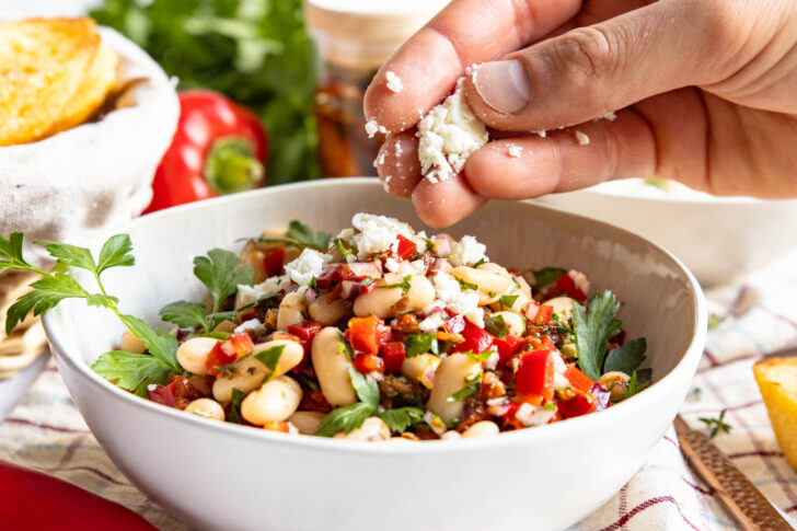 Weißen Bohnensalat mit Feta bestreuen