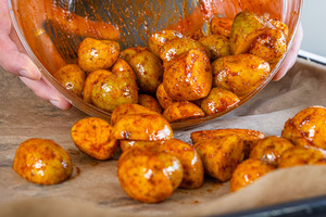Kartoffeln auf ein Blech geben