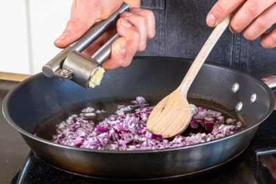 Knoblauch pressen