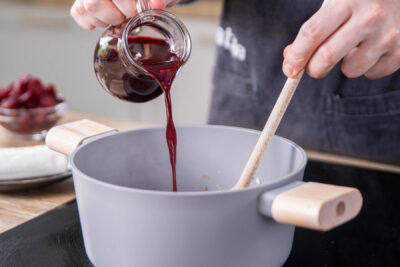 Rote Bete Saft in Etappen dazugeben