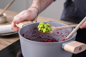 Edamame unter das Rote Bete Risotto rühren