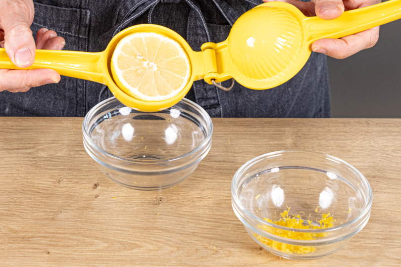 Zitronenschale reiben und Zitronensaft auspressen