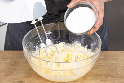 Zucker und Butter schaumig aufschlagen