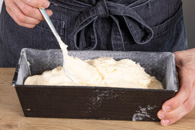 Rührteit in der Form verstreichen und backen