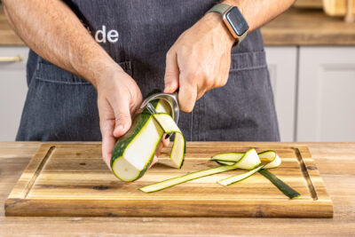 Zucchini in Scheiben schälen