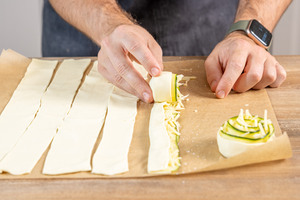 Zucchini-Rosen aufrollen