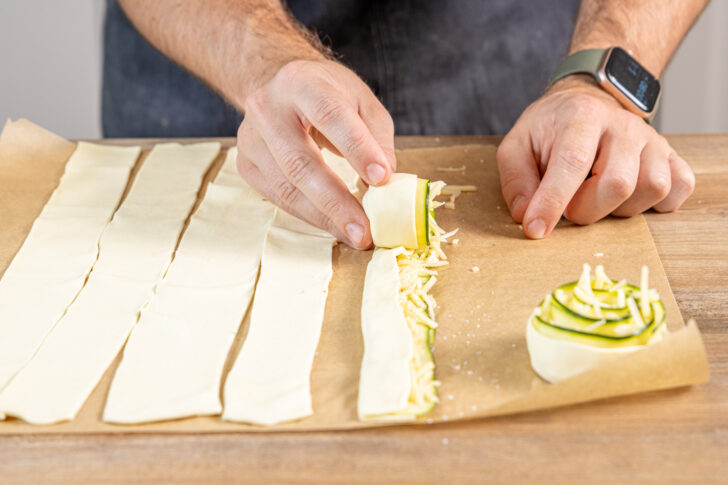 Zucchini-Rosen aufrollen