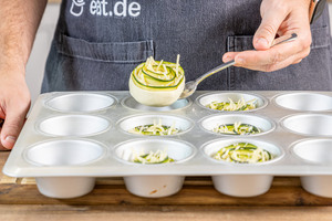 Zucchini-Rosen in Muffinform geben