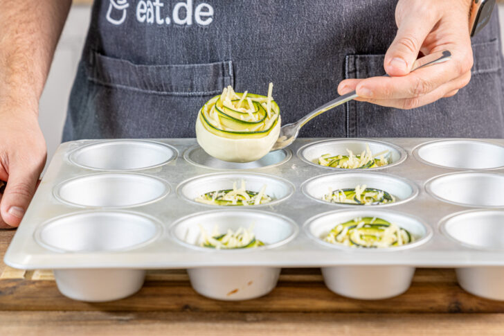 Zucchini-Rosen in Muffinform geben