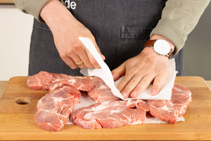 Das Fleisch trocken tupfen.