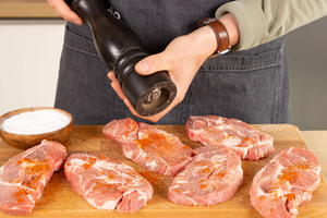 Das Fleisch würzen.