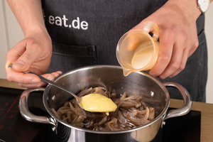 Sahne und Senf hinzugeben.
