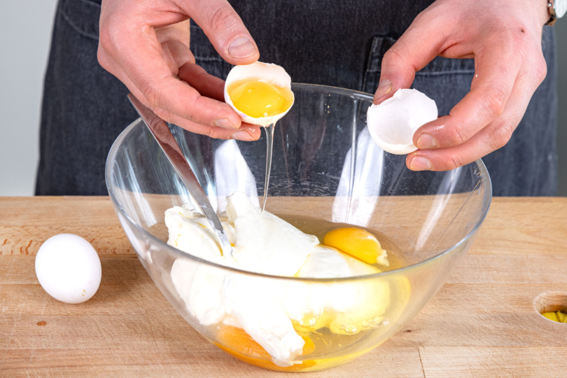 Schmand, Crème fraîche und Eier vermischen
