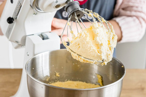 Butter mit Zucker cremig aufschlagen