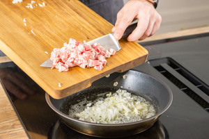Speck in Pfanne mit Zwiebeln geben