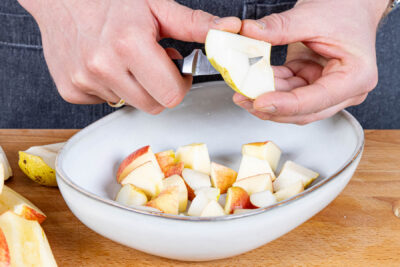 Obst entkernen und in Würfel schneiden