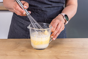 Puddingpulver und Zucker auflösen