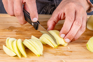 Apfel in Spalten schneiden