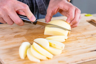 Apfel in Spalten schneiden