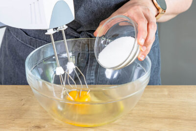 Eier mit Zucker, Öl und Salz schaumig aufschlagen