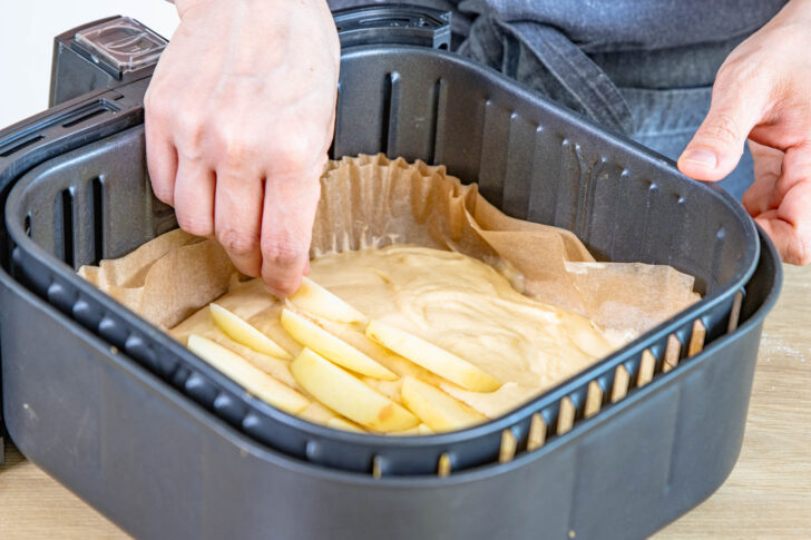 Apfelspalten gleichmäßig auf Teig legen