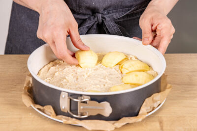 Äpfel auf Teig verteilen