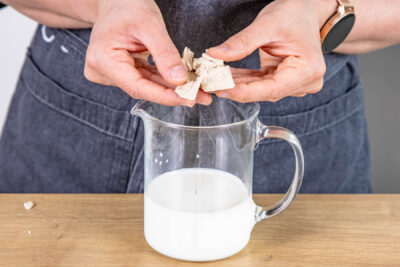 Hefe in Milch mit Zucker auflösen