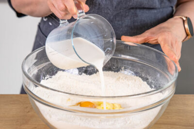 Hefemilch zu Mehl, Butter und Ei geben