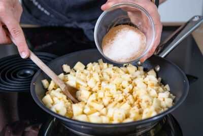 Äpfel anbraten und mit Zucker sowie Zimt kurz köcheln lassen