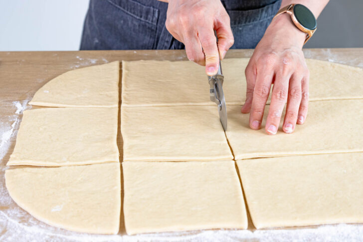 Hefeteig in Quadrate schneiden