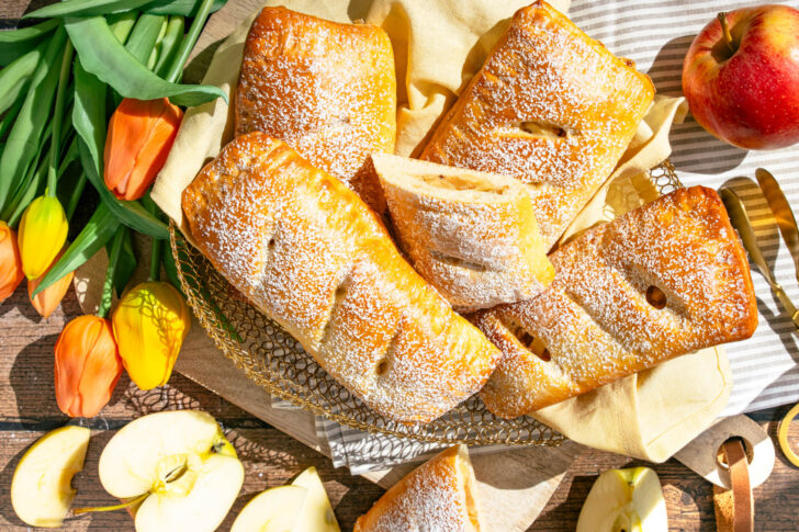 Apfeltaschen mit Hefeteig