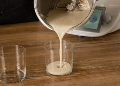 Bananenmilch wird ausgegossen