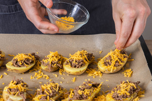 gefüllte Kartoffeln mit Käse bestreuen