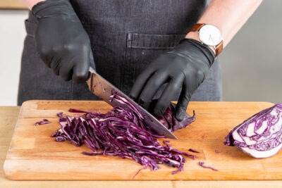Rotkohl in Streifen schneiden