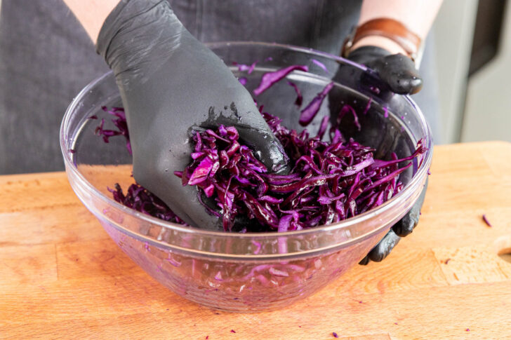 Rotkohl kneten