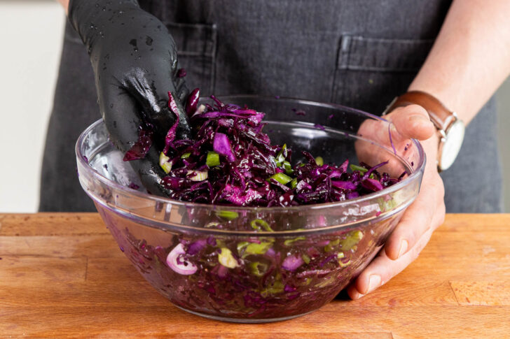 Blaukrautsalat vermengen