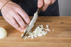 Zwiebeln feinhacken