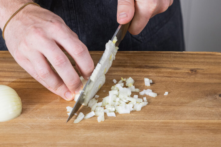 Zwiebeln feinhacken