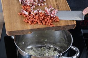 Speck und Cabanossi in den Topf geben