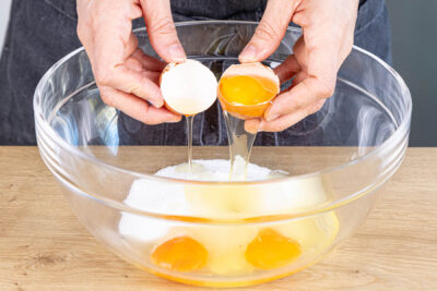 Eier mit Salz und Zucker aufschlagen