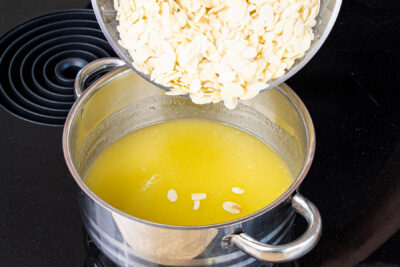Mandeln mit der geschmolzenen Butter vermengen