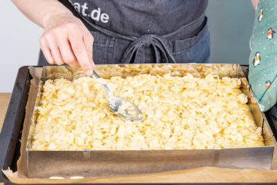 Mandelschicht auf dem Rührteig verstreichen