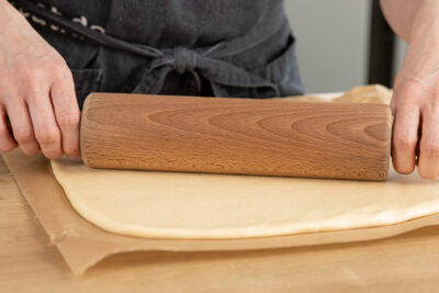 Hefeteig ausrollen