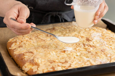 Butterkuchen mit Sahne tränken