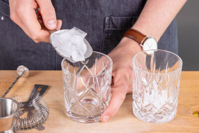Eiswürfel ins Glas geben