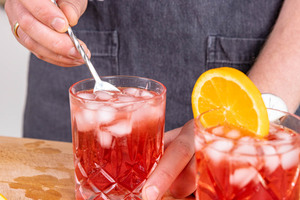 Campari Spritz umrühren