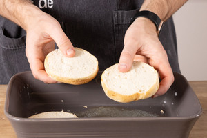 Die Buns in eine Auflaufform legen.