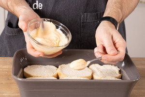 Die Burgersauce auf den Buns verteilen.