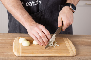 Die Zwiebel klein hacken.